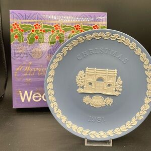 Wedgwood Blue and White Christmas Plate 1981